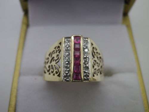 Beautiful 9ct Gold & Ruby Ring, flanked with white stone- possibly diamonds. Size: M/N. 3.1grms