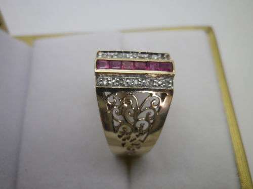 Beautiful 9ct Gold & Ruby Ring, flanked with white stone- possibly diamonds. Size: M/N. 3.1grms