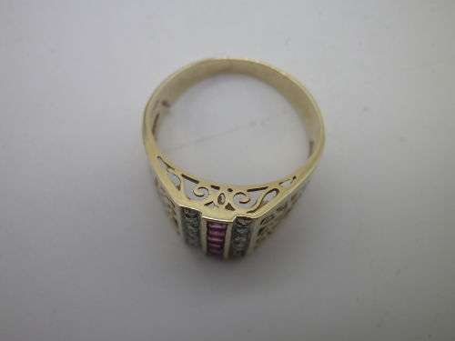 Beautiful 9ct Gold & Ruby Ring, flanked with white stone- possibly diamonds. Size: M/N. 3.1grms