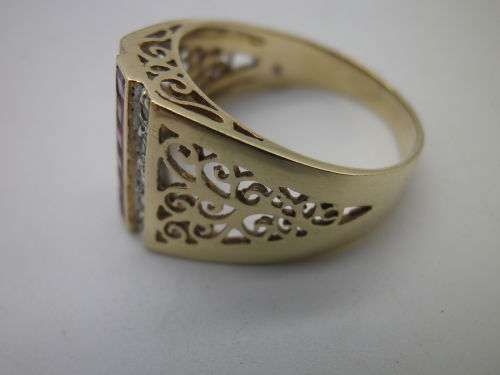 Beautiful 9ct Gold & Ruby Ring, flanked with white stone- possibly diamonds. Size: M/N. 3.1grms