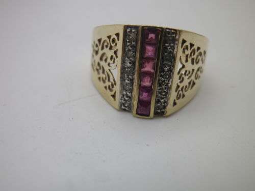 Beautiful 9ct Gold & Ruby Ring, flanked with white stone- possibly diamonds. Size: M/N. 3.1grms