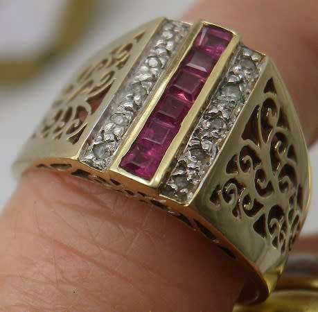 Beautiful 9ct Gold & Ruby Ring, flanked with white stone- possibly diamonds. Size: M/N. 3.1grms