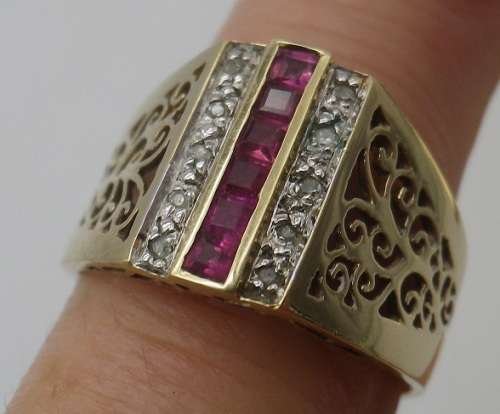 Beautiful 9ct Gold & Ruby Ring, flanked with white stone- possibly diamonds. Size: M/N. 3.1grms