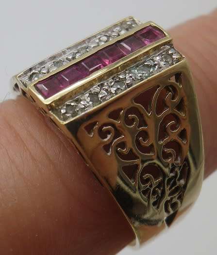 Beautiful 9ct Gold & Ruby Ring, flanked with white stone- possibly diamonds. Size: M/N. 3.1grms
