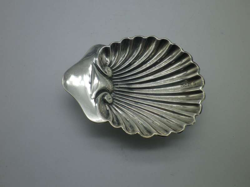 Hallmarked silver shell shaped soap dish or trinket bowl. London, 1912. 38grms 10.5x8.5x 2cm