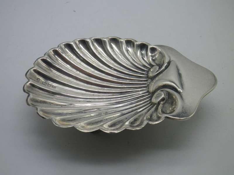 Hallmarked silver shell shaped soap dish or trinket bowl. London, 1912. 38grms 10.5x8.5x 2cm