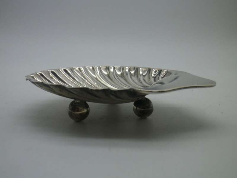 Hallmarked silver shell shaped soap dish or trinket bowl. London, 1912. 38grms 10.5x8.5x 2cm