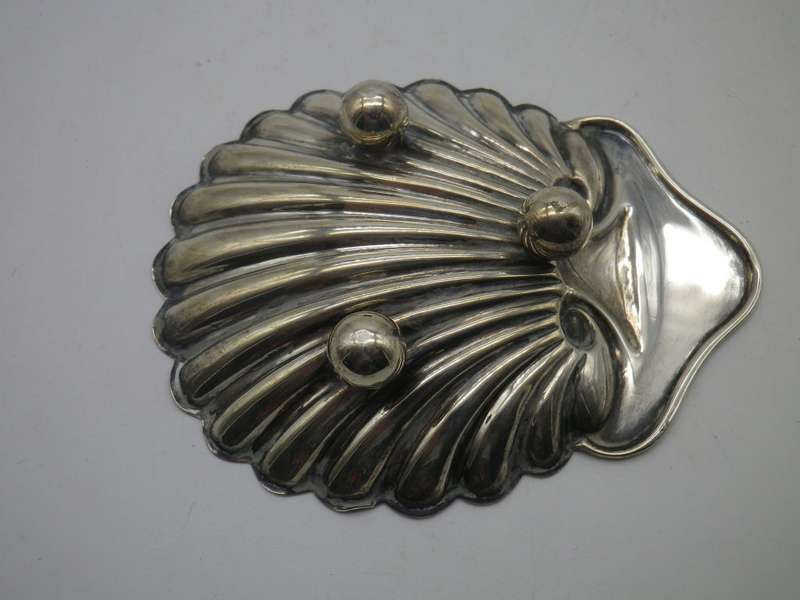 Hallmarked silver shell shaped soap dish or trinket bowl. London, 1912. 38grms 10.5x8.5x 2cm