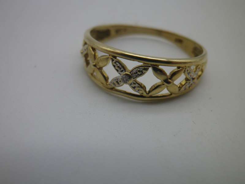 9ct Yellow & White gold ring, with teeny diamond chip. approx 2 grms. Size: 0