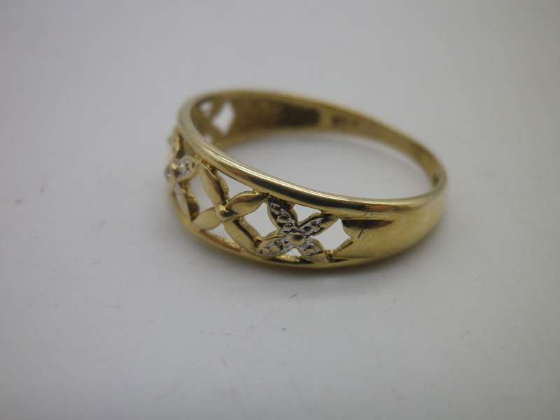 9ct Yellow & White gold ring, with teeny diamond chip. approx 2 grms. Size: 0