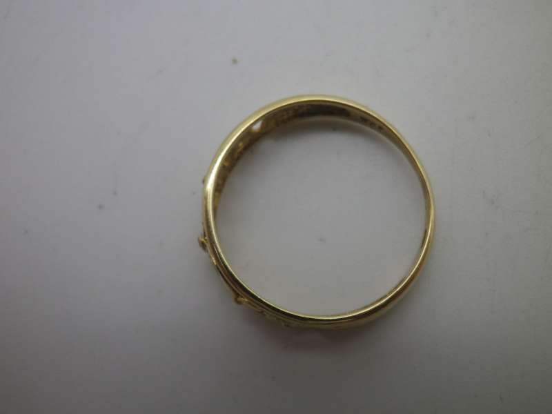 9ct Yellow & White gold ring, with teeny diamond chip. approx 2 grms. Size: 0