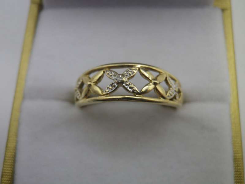 9ct Yellow & White gold ring, with teeny diamond chip. approx 2 grms. Size: 0