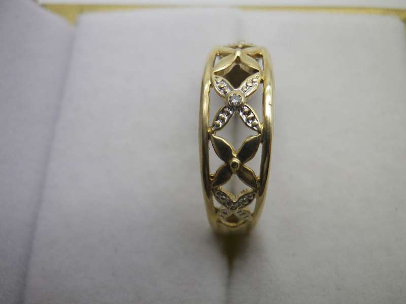 9ct Yellow & White gold ring, with teeny diamond chip. approx 2 grms. Size: 0