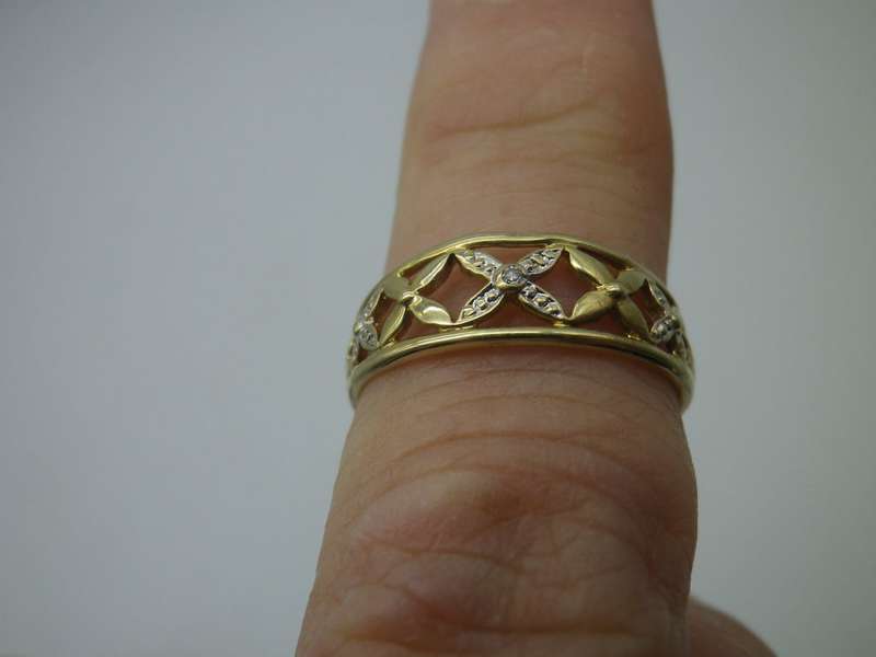 9ct Yellow & White gold ring, with teeny diamond chip. approx 2 grms. Size: 0
