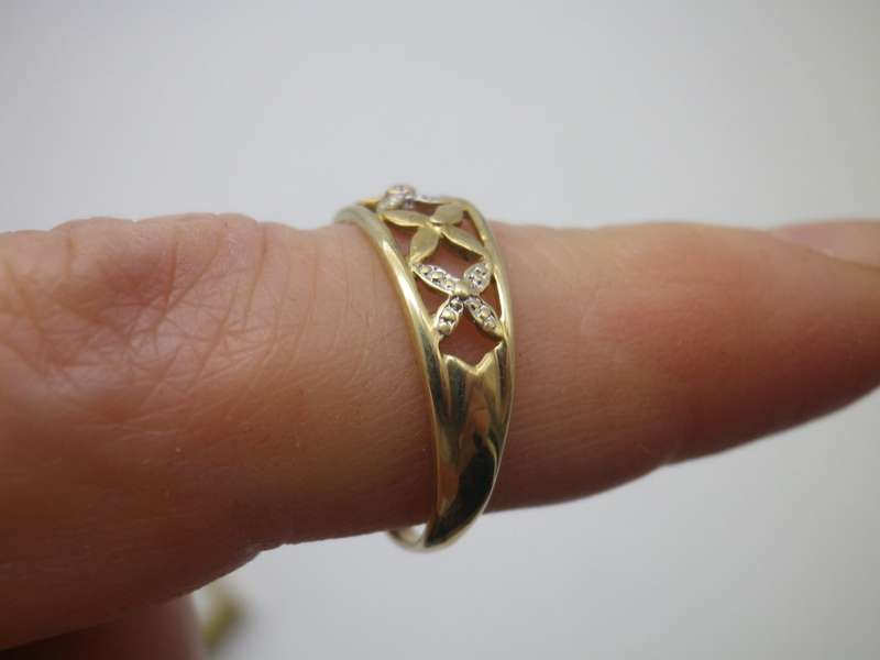 9ct Yellow & White gold ring, with teeny diamond chip. approx 2 grms. Size: 0