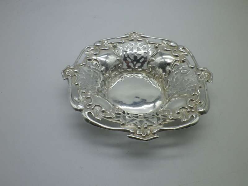 CHESTER 1909 Hallmarked Sterling Silver pierced bon bon dish. Martin Hall & Co. 33.5 g 12.5x 2cm