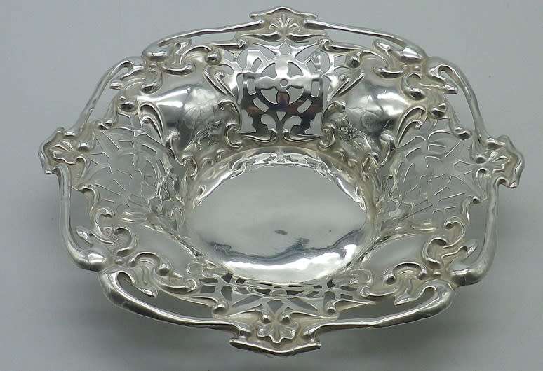 CHESTER 1909 Hallmarked Sterling Silver pierced bon bon dish. Martin Hall & Co. 33.5 g 12.5x 2cm