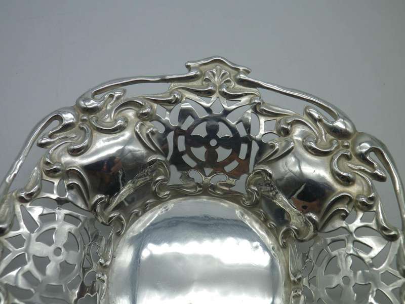 CHESTER 1909 Hallmarked Sterling Silver pierced bon bon dish. Martin Hall & Co. 33.5 g 12.5x 2cm