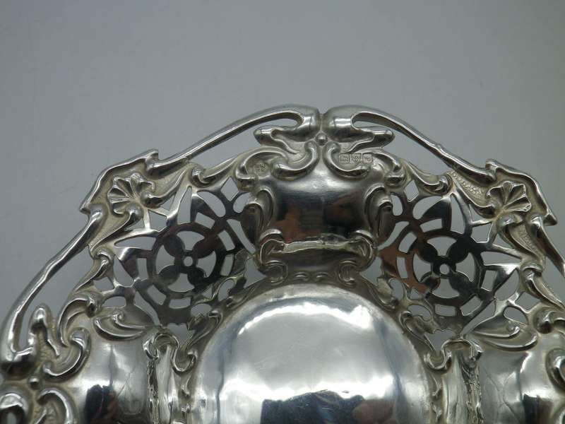 CHESTER 1909 Hallmarked Sterling Silver pierced bon bon dish. Martin Hall & Co. 33.5 g 12.5x 2cm