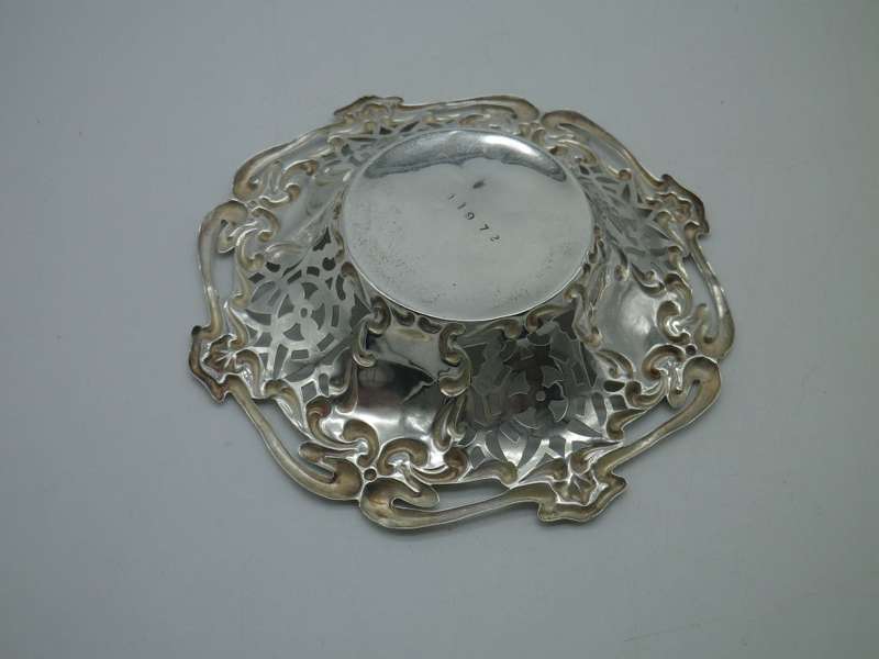 CHESTER 1909 Hallmarked Sterling Silver pierced bon bon dish. Martin Hall & Co. 33.5 g 12.5x 2cm