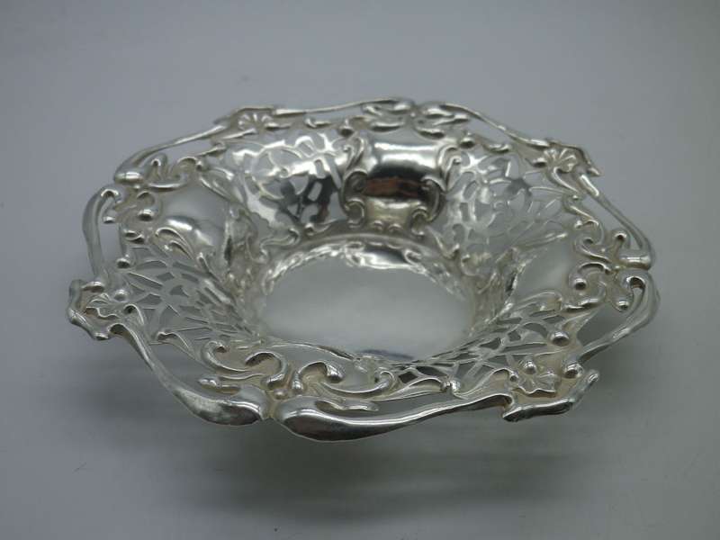CHESTER 1909 Hallmarked Sterling Silver pierced bon bon dish. Martin Hall & Co. 33.5 g 12.5x 2cm