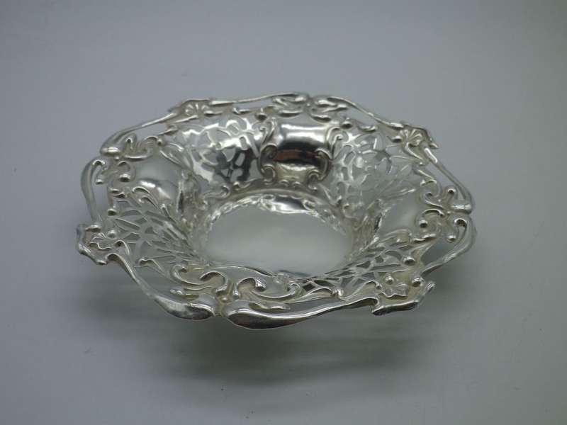 CHESTER 1909 Hallmarked Sterling Silver pierced bon bon dish. Martin Hall & Co. 33.5 g 12.5x 2cm
