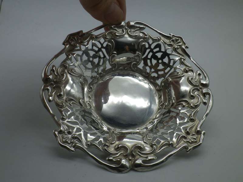 CHESTER 1909 Hallmarked Sterling Silver pierced bon bon dish. Martin Hall & Co. 33.5 g 12.5x 2cm