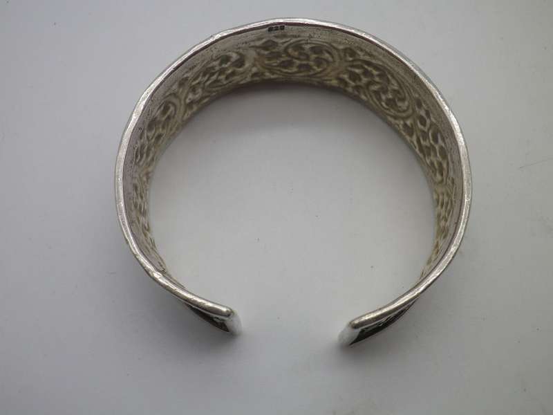Vintage Sterling Silver Repousse Adjustable bangle. 43 grms 2.2cm wide. Pretty!