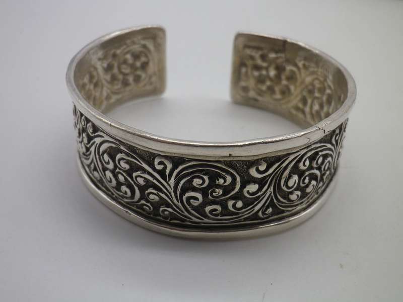 Vintage Sterling Silver Repousse Adjustable bangle. 43 grms 2.2cm wide. Pretty!