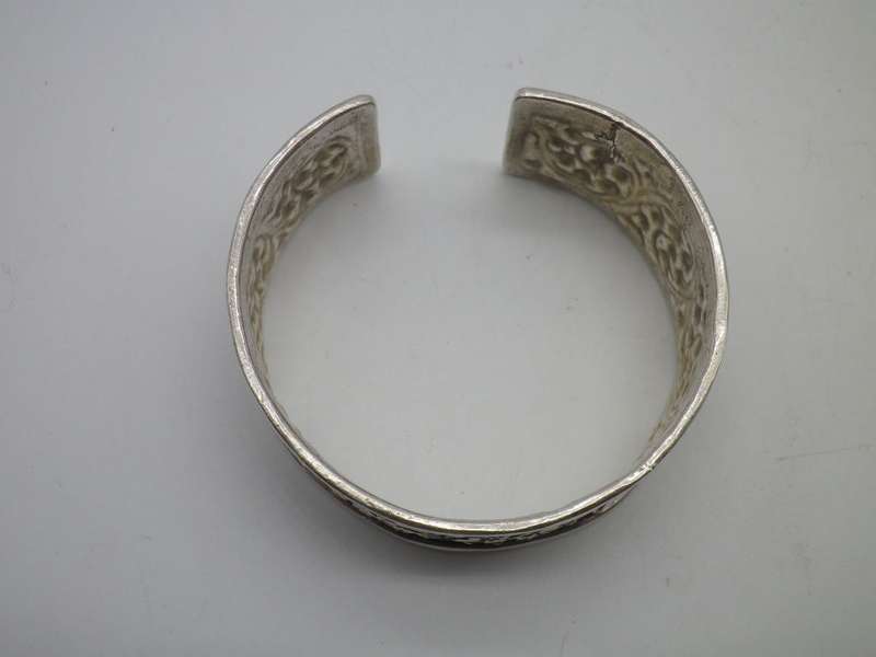 Vintage Sterling Silver Repousse Adjustable bangle. 43 grms 2.2cm wide. Pretty!