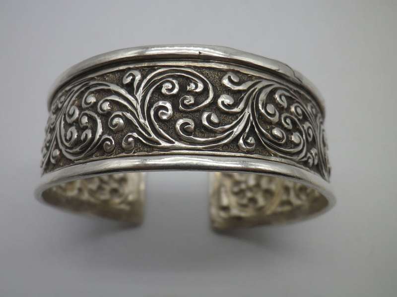 Vintage Sterling Silver Repousse Adjustable bangle. 43 grms 2.2cm wide. Pretty!