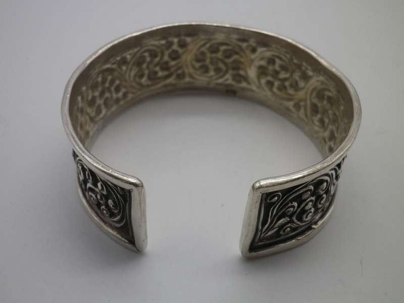 Vintage Sterling Silver Repousse Adjustable bangle. 43 grms 2.2cm wide. Pretty!