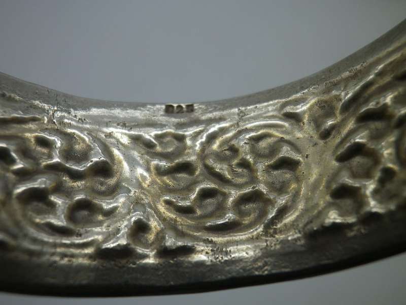 Vintage Sterling Silver Repousse Adjustable bangle. 43 grms 2.2cm wide. Pretty!
