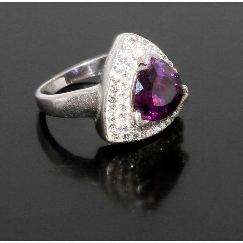 Silver, Purple Trillion Cut Stone & Cubic Zirconia ring. Size N 6,9g