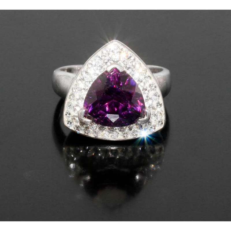 Silver, Purple Trillion Cut Stone & Cubic Zirconia ring. Size N 6,9g
