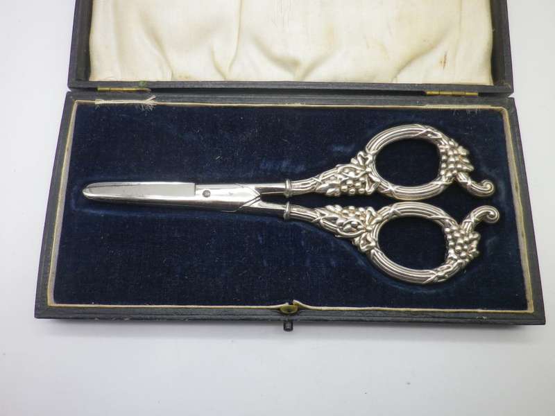 Hallmarked Edwardian Sterling Silver Handled GRAPE SCISSORS. Birmingham, 1901 Levi & Salaman. Boxed.