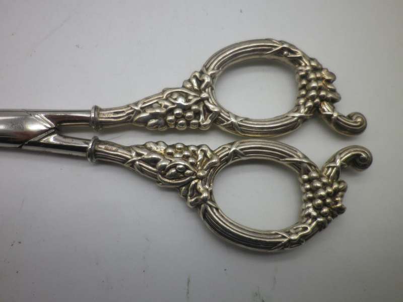 Hallmarked Edwardian Sterling Silver Handled GRAPE SCISSORS. Birmingham, 1901 Levi & Salaman. Boxed.