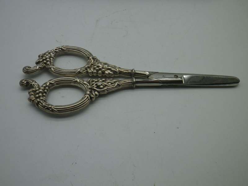 Hallmarked Edwardian Sterling Silver Handled GRAPE SCISSORS. Birmingham, 1901 Levi & Salaman. Boxed.