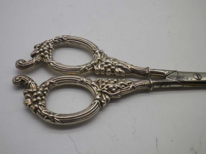 Hallmarked Edwardian Sterling Silver Handled GRAPE SCISSORS. Birmingham, 1901 Levi & Salaman. Boxed.
