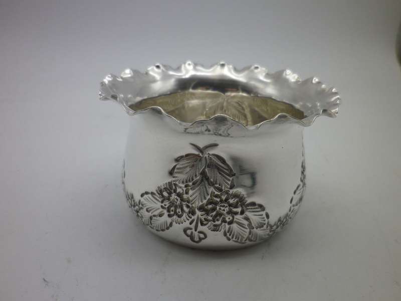 HALLMARKED SILVER REPOUSSE sugar bowl. B/ham 1905 William Davenport 41g 7.3x4.5cm