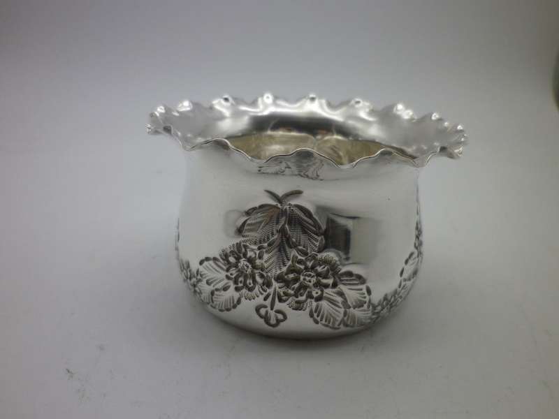 HALLMARKED SILVER REPOUSSE sugar bowl. B/ham 1905 William Davenport 41g 7.3x4.5cm