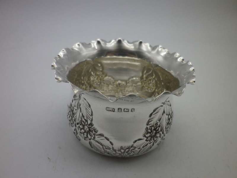HALLMARKED SILVER REPOUSSE sugar bowl. B/ham 1905 William Davenport 41g 7.3x4.5cm