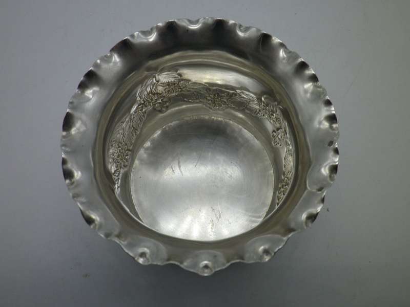 HALLMARKED SILVER REPOUSSE sugar bowl. B/ham 1905 William Davenport 41g 7.3x4.5cm