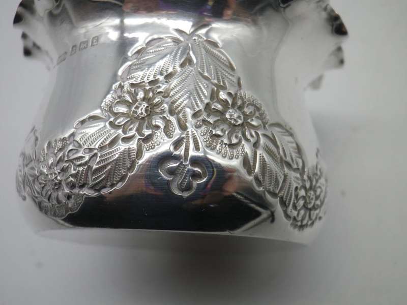 HALLMARKED SILVER REPOUSSE sugar bowl. B/ham 1905 William Davenport 41g 7.3x4.5cm