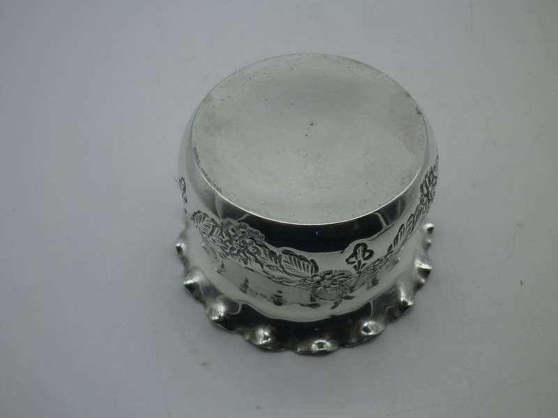 HALLMARKED SILVER REPOUSSE sugar bowl. B/ham 1905 William Davenport 41g 7.3x4.5cm