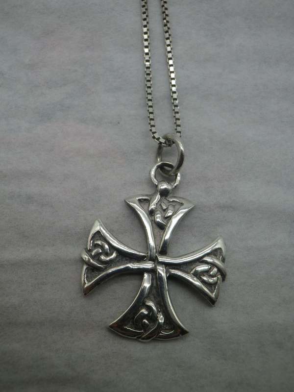 Lovely Vintage Sterling Silver CELTIC CROSS necklace. 10g
