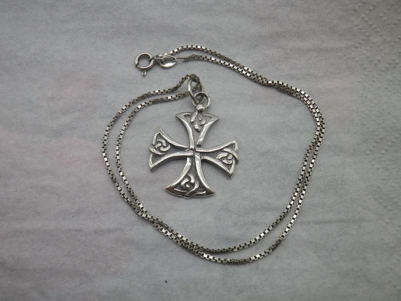 Lovely Vintage Sterling Silver CELTIC CROSS necklace. 10g