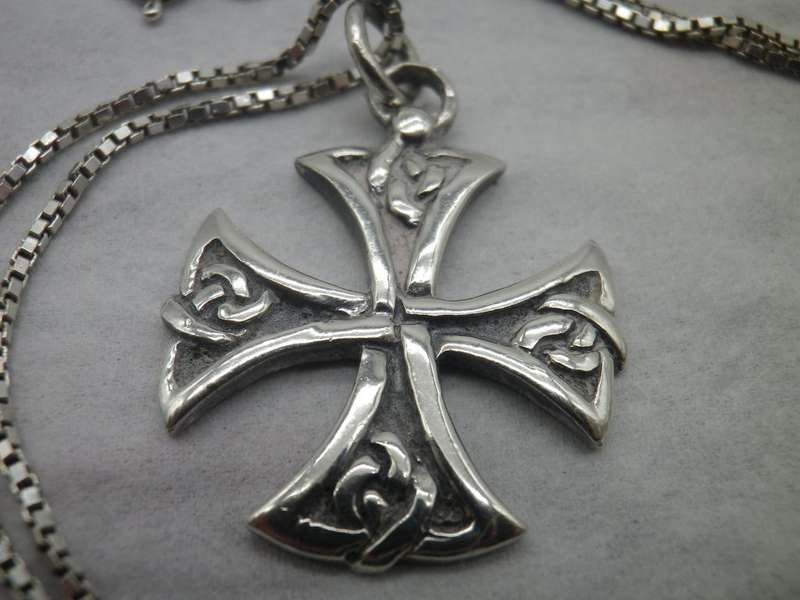 Lovely Vintage Sterling Silver CELTIC CROSS necklace. 10g