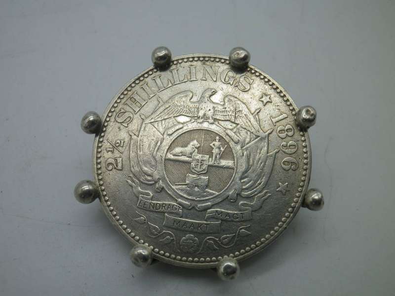 Zuid Afrikaansch Republiek 1896 2 1/2 Silver Shilling coin brooch in Hallmarked silver setting