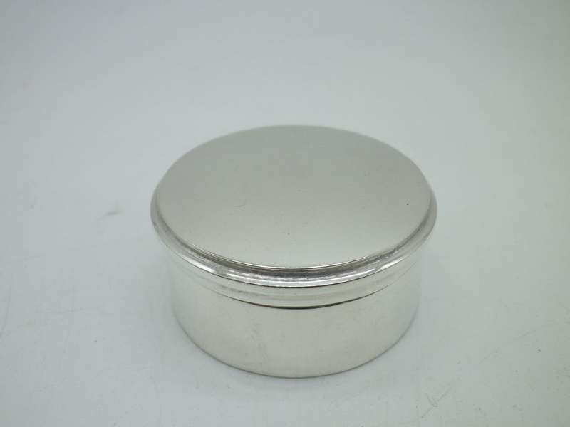 Hallmarked Silver Round Lidded snuff or pill pot Birmingham 1939 Turner & Simpson 4x2cm 26grams